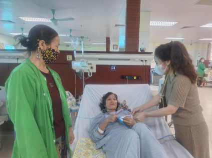 Gia đình chị Lan Hoàng trao tặng quà